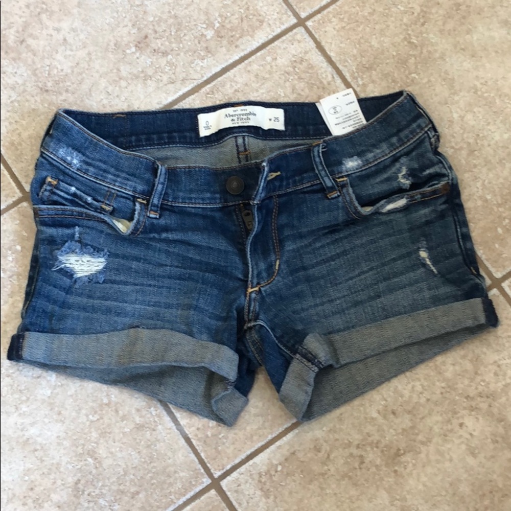 Abercrombie & Fitch low rise shorts.